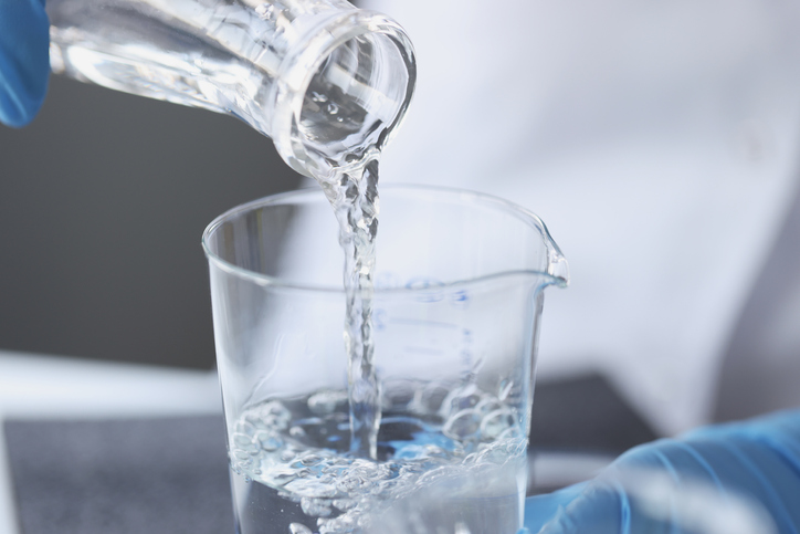 naukowiec bada wodę pitną w laboratorium